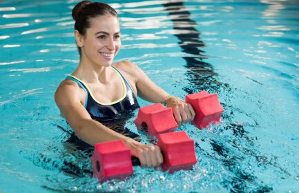 Aquagym - Exercice poids femme maillot noir chignon